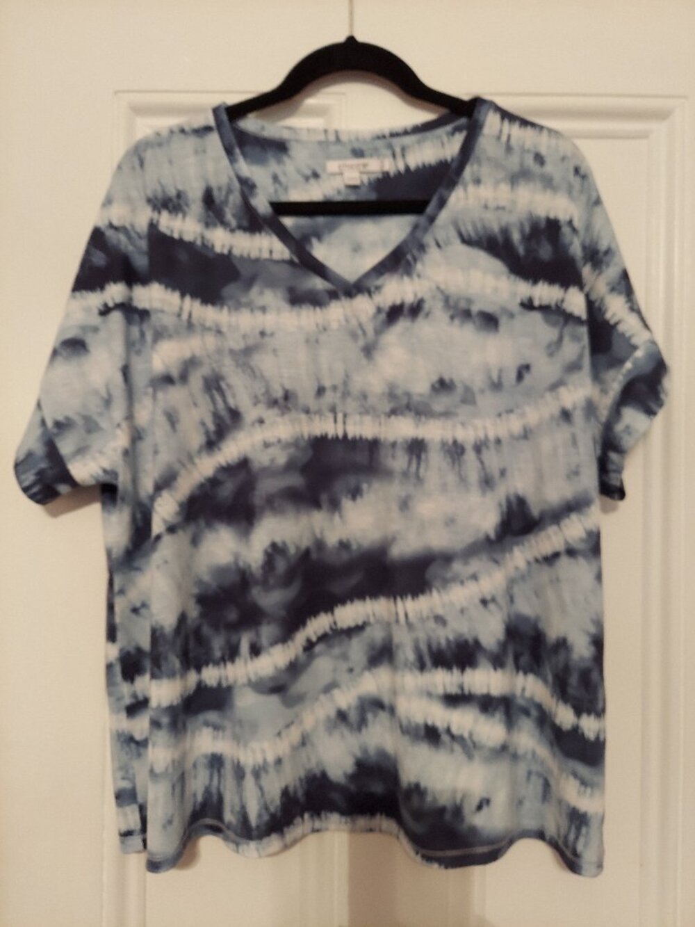NWOT Chico's Zenergy Blue & White Tie Dye Short Sleeve V Neck Tee size 3 (16/18)
